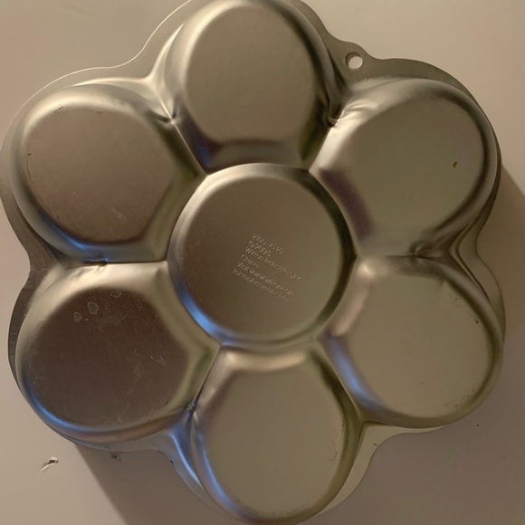 Wilton Dancing Daisy cake pan - Picture 2 of 6